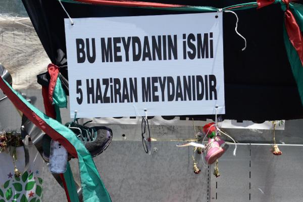 Diyarbakır'daki bombalı saldırıda 'trafo patlaması' diyen sunucu: 'Bomba deseydim insanlar birbirini ezerdi'
