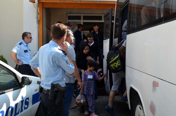 Gelibolu'da üç minibüste 83 kacak yakalandı