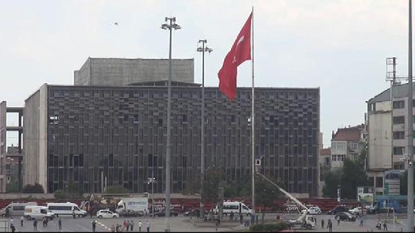 Taksim'deki dev Türk Bayrağı yarıya indirildi
