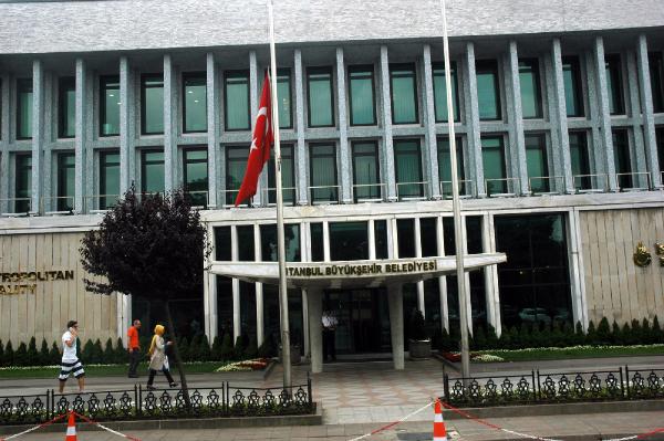 İBB'deki Türk Bayrakları yarıya indirildi