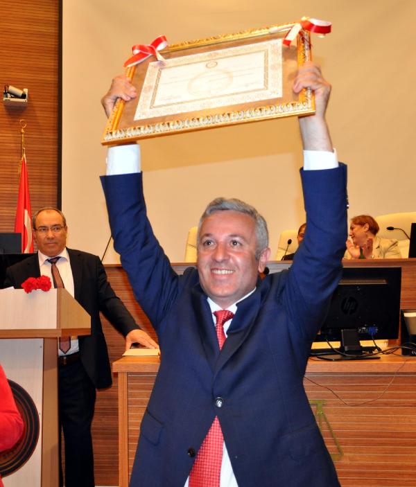 CHP Kayseri milletvekili Çetin Arık mazbatasını aldı