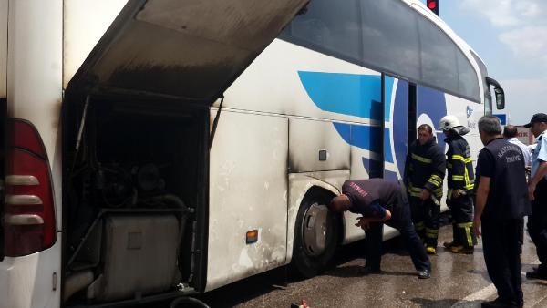 Yolcu otobüsündeki yangını sürücüler söndürdü