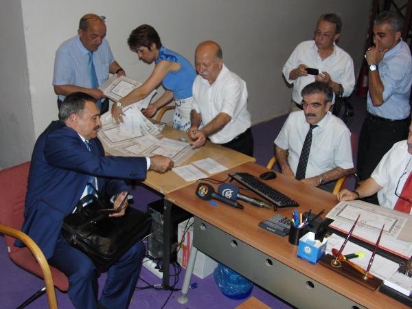 Bakan Eroğlu, mazbatasını almak için kimliğinin getirilmesini bekledi