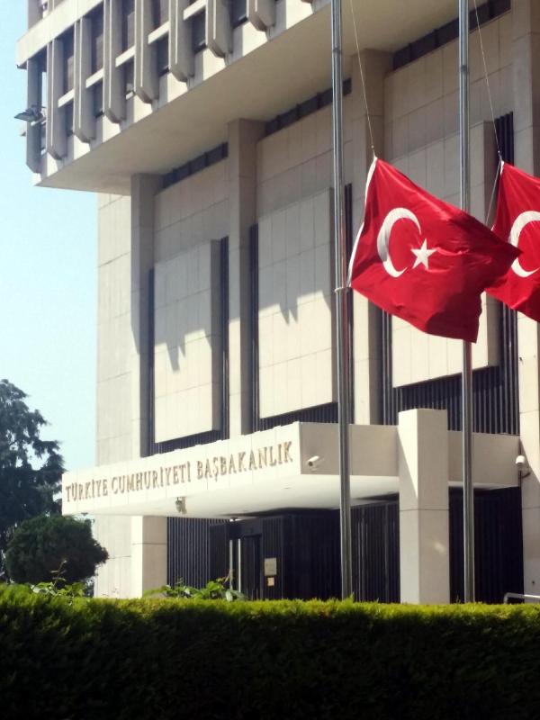 İzmir'de bayraklar yarıya indi