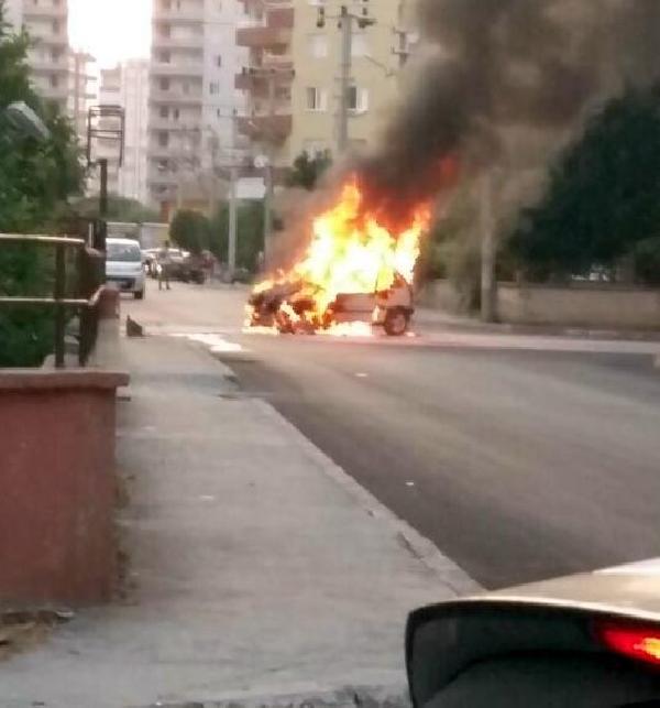 Kaza yapan araç alev alev yandı