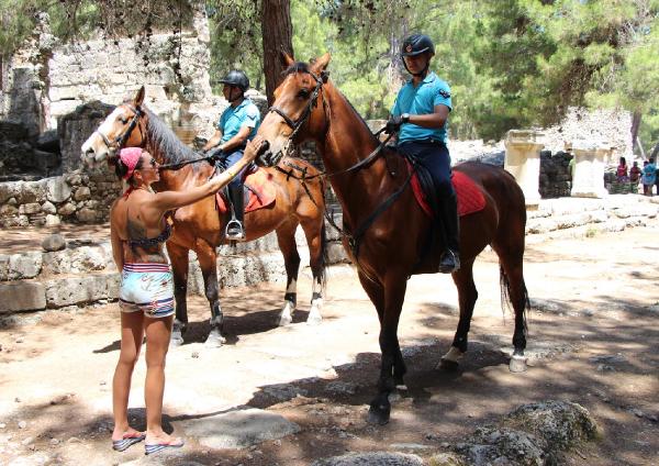 Sahillerde atlı jandarma ile güvenlik