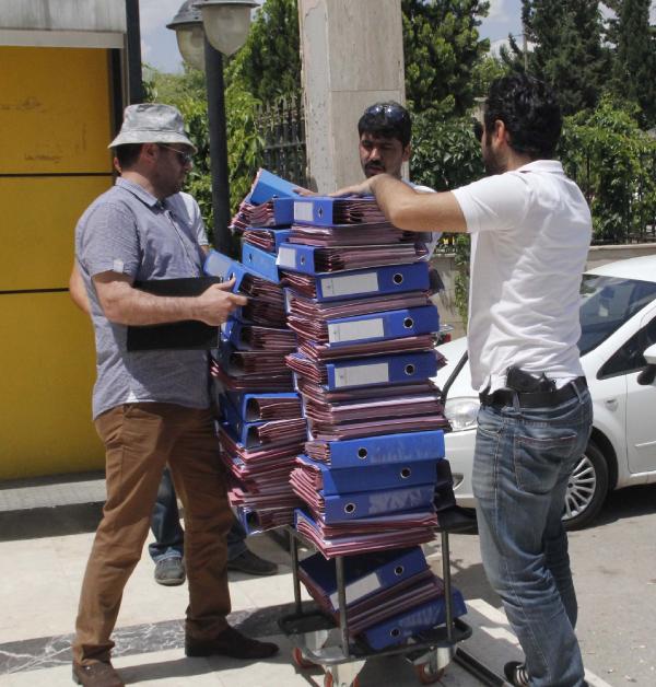 Adliyeye taşınan suç dosyaları ortalığa saçıldı