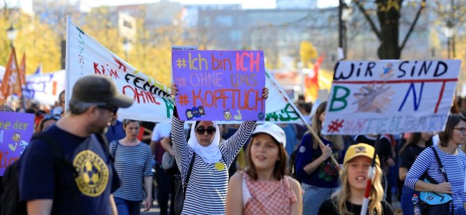Berlin ırkçılığa karşı sokağa indi