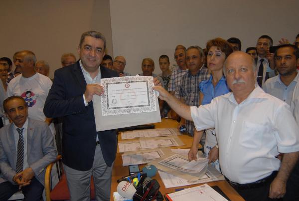 CHP milletvekilleri, mazbatalarını eşiyle, çocuklarıyla, Musa Çam ise Berkin Elvan tişörtüyle aldı