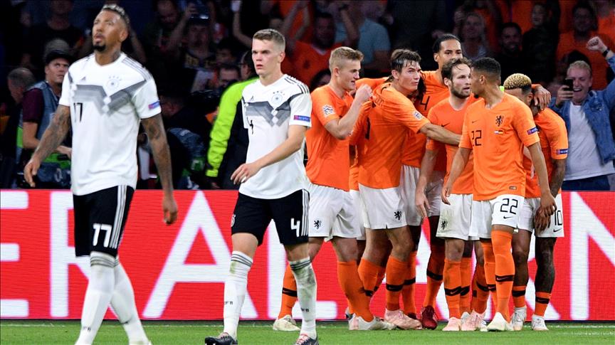 Hollanda, Almanya'yı üç golle geçti