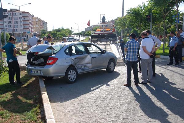 Besni'de otomobiller çarpıştı: 1 yaralı