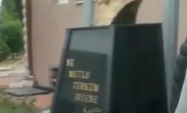 Atatürk büstüne çirkin saldırıya gözaltı