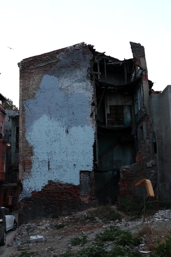(FOTOĞRAF) Balat'ta "Şehrin Kırışıklıkları" üzeri boyanarak tahrip edildi