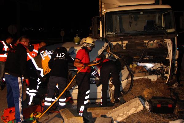 Kamyon kavşakta otomobile çarptı: 2 ölü