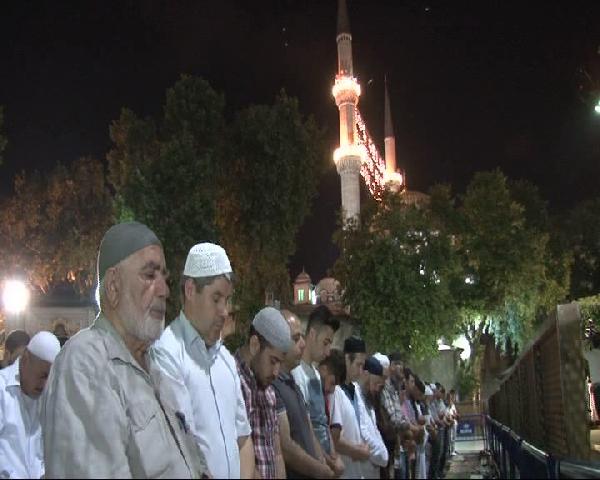Ramazan geldi, ilk teravih namazı kılındı