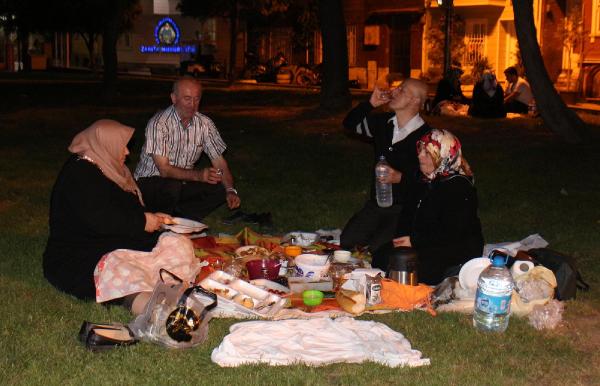 Vatandaşlar ilk sahuru Eyüp Sultan'da yaptı