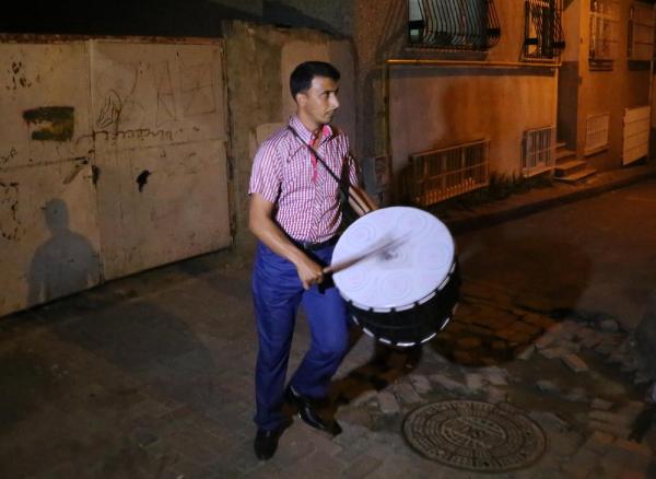 Ramazan davulcuları, vatandaşları ilk sahura kaldırdı