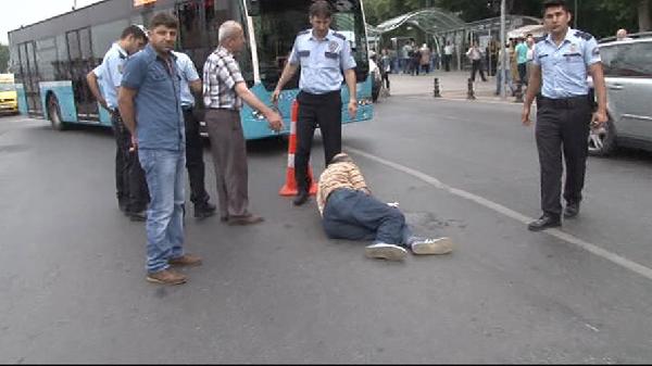 Beyoğlu'nda motosiklet yolun karşısına geçmeye çalışan adama çarptı