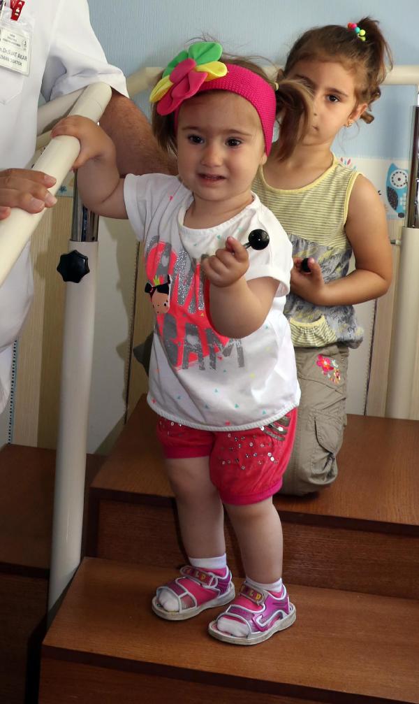 Minik Zeynep ilk adımını 2 yaşında attı