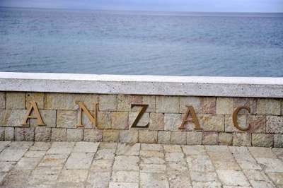 Milli Park'ta çalınan 'Anzac' yazısı ile Atatürk maskı yeniden yaptırılıp yerine konuldu