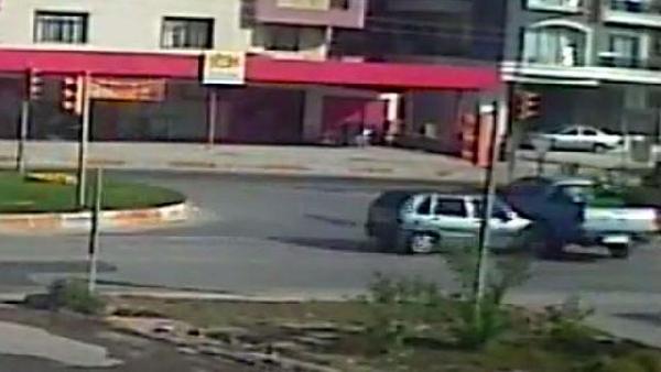 Otomobil ile ilaçlama kamyoneti çarpıştı: 4 yaralı