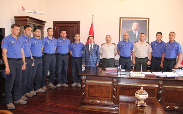 Ordu Valisi, defineciyi 44 saat sonra kurtaran dalgıçları kutladı