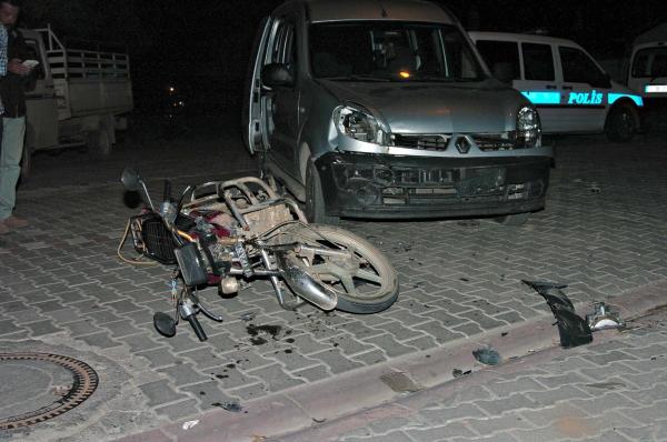Kasksız motosikletli kazada yaralandı