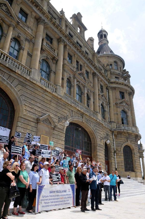 Haydarpaşa Gar'ında tren seferi protestosu