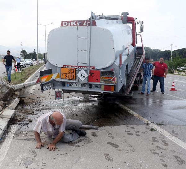 Tanker ile aydınlatma direğine çarptı
