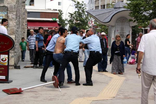 Kuzenler mısır tezgahı için kavga etti