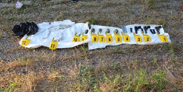 İzmit'te bir evde 6 el bombası ve 4 tabanca ele geçirildi (2)