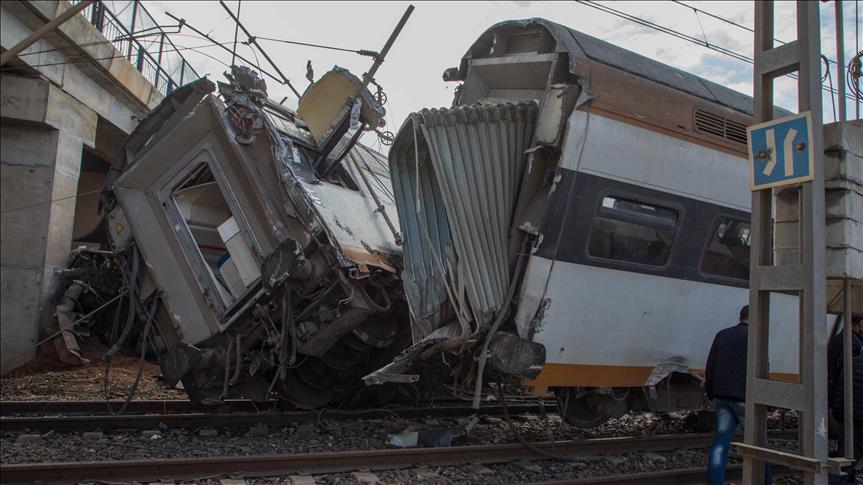 Tayvan'da yolcu treni raydan çıktı: 17 ölü