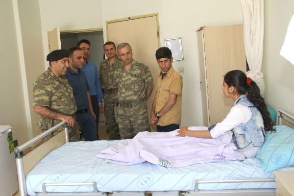 Dağlıca'ya terörist saldırısında yaralanan kız çocuğuna komutanlardan geçmiş olsun ziyareti