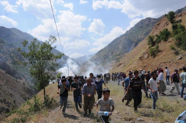 Çukurca'da, sınırda 'güvenlik yolu' protestosunda olay çıktı