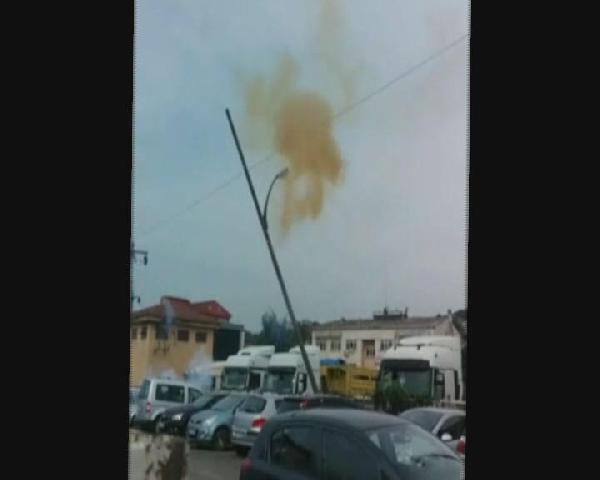 Yan yatan elektrik direği patladı