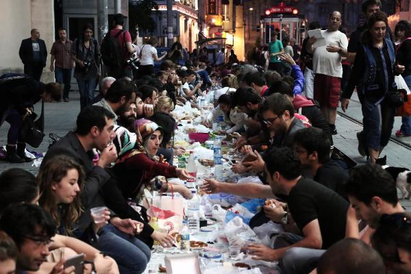 (FOTOĞRAF) Beyoğlu'nda bu yıl da "Yeryüzü Sofrası" kuruldu