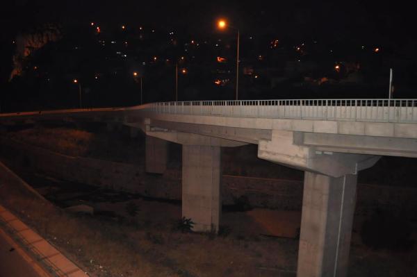 Motosikletiyle 20 metre yükseklikten düşerek öldü
