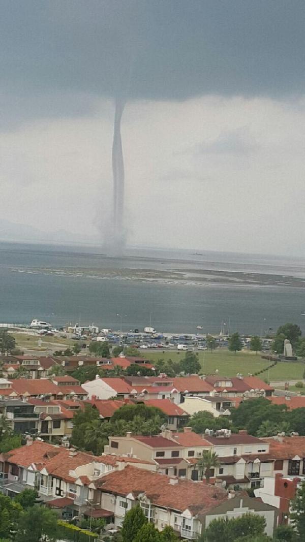 İzmir Körfezi'nde çifte hortum sürprizi