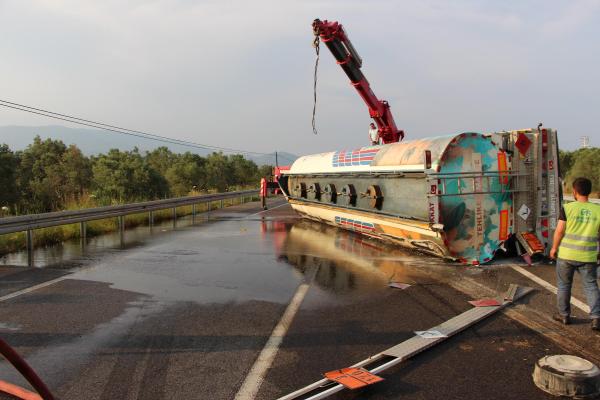 Devrilen tankerden 13 ton mazot yola aktı