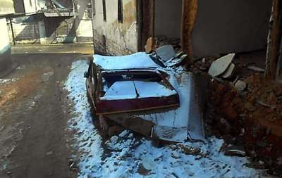 Kahramanmaraş'ta evin duvarları otomobilin üzerine yıkıldı