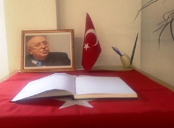 Demirel için konsolosluklarda taziye defteri açıldı