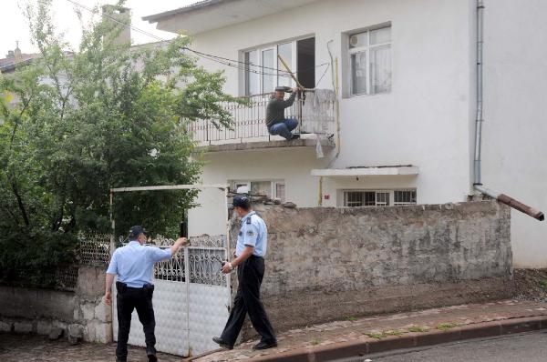 Birinci kat balkonundan intihara kalkıştı, polis engelledi