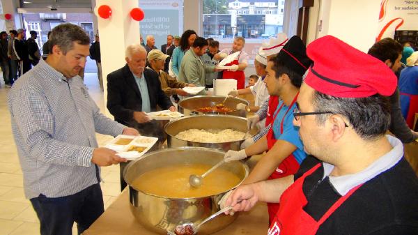 Köln'de DİTİB her gün 800 kişiye iftar yemeği veriyor
