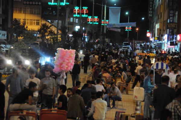Hakkari sokakları Ramazan'la birlikte şenlendi