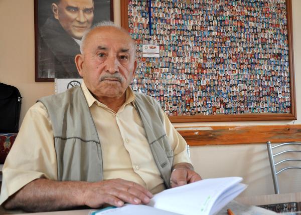 Muhtar, mahalle sakinlerinin fotoğraflarını çerçeveletti