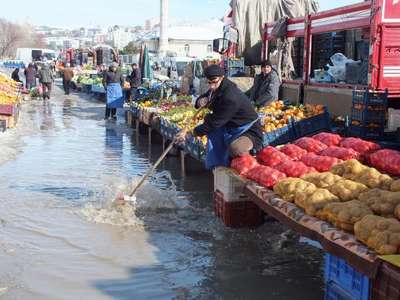 Yozgat'ta eriyen kar suları pazar yerini göle çevirdi