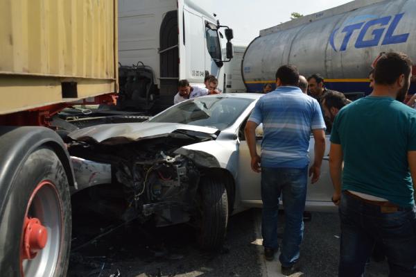 Freni boşalan TIR kavşağa daldı, 4 kişilik aile ölümden döndü