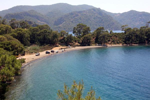 Fethiye'de çöp yığınları dolan koy, iş makinesiyle temizlendi