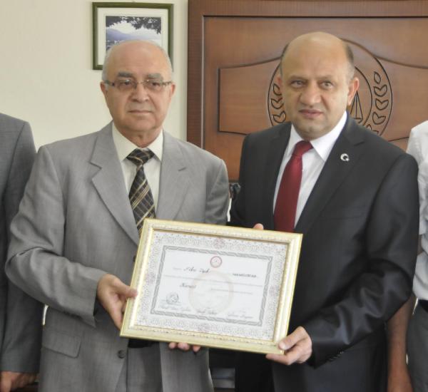 Bakan Fikri Işık mazbatasını aldı