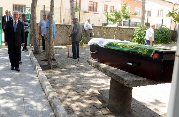 Gazeteci- Yazar Hulusi Turgut, kız kardeşini toprağa verdi